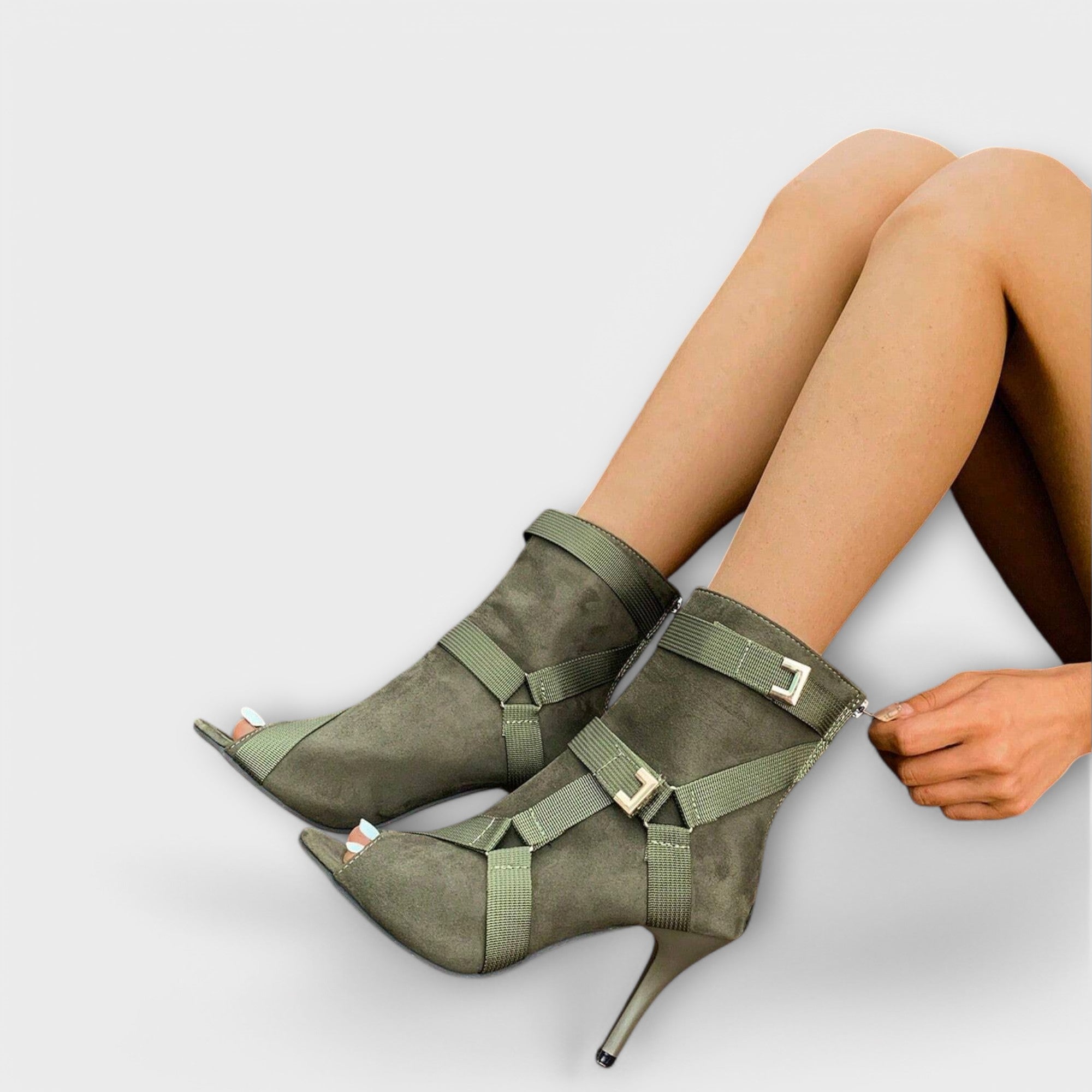 Elegantní sandály na podpatku s výřezem na prsty