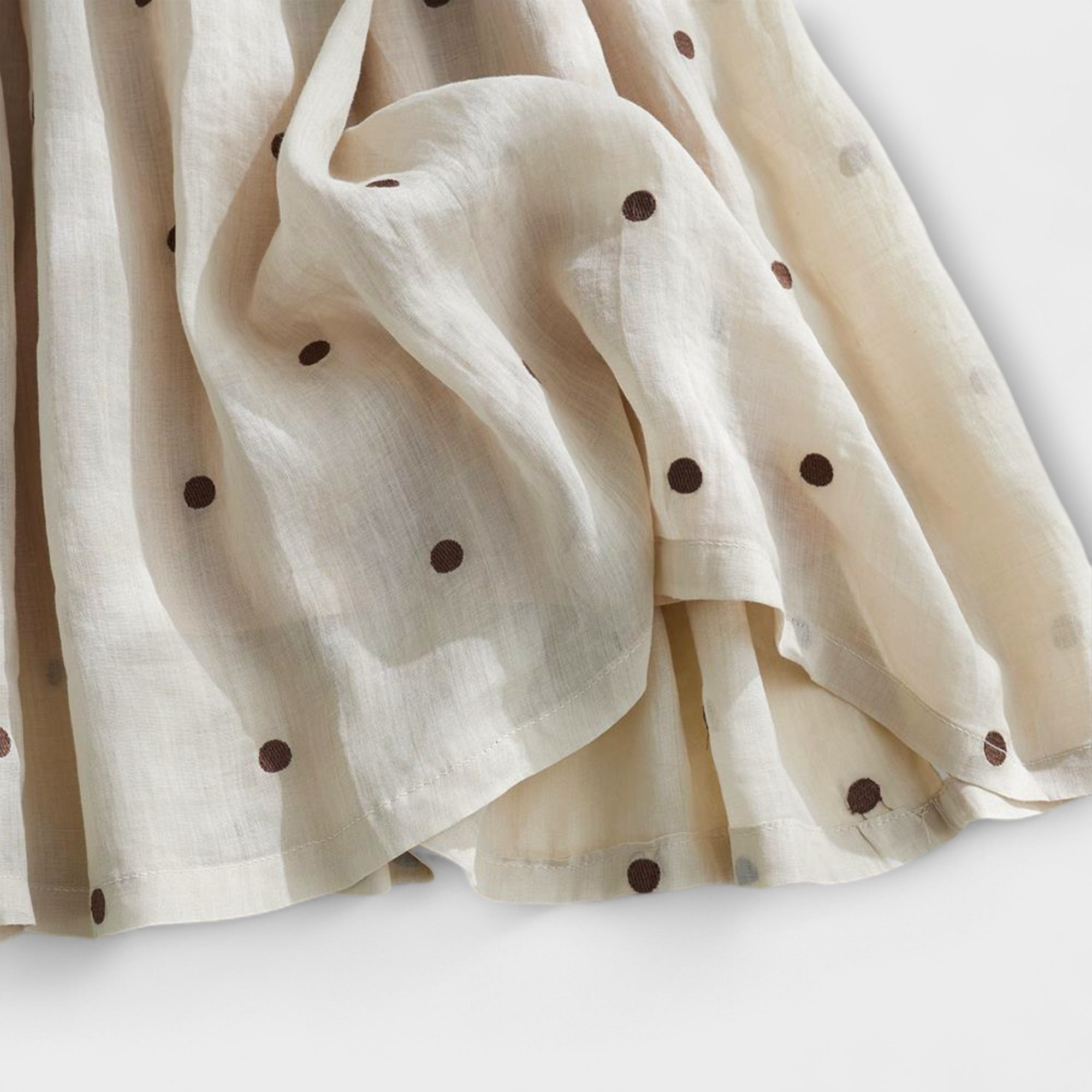 Hravá sukně s puntíky vyrobená z bavlny a lnu