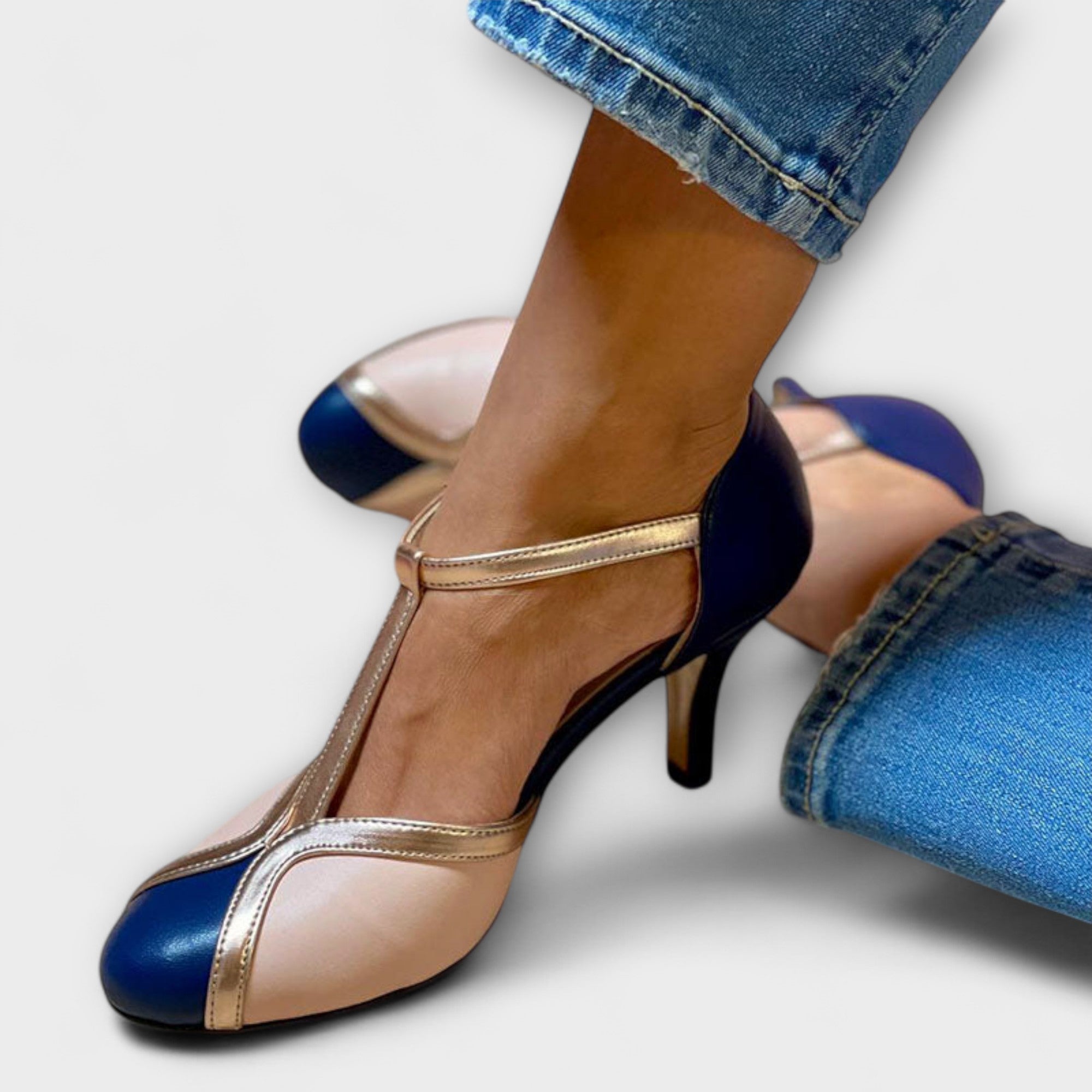 Alessia – Dvoubarevná elegance s T-páskem" can be rewritten as:

"Alessia – Dvoubarevná elegance s T-řemínkem