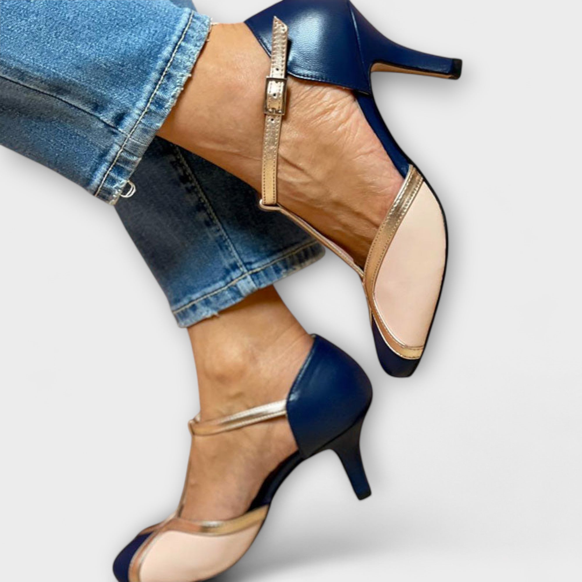 Alessia – Dvoubarevná elegance s T-páskem" can be rewritten as:

"Alessia – Dvoubarevná elegance s T-řemínkem