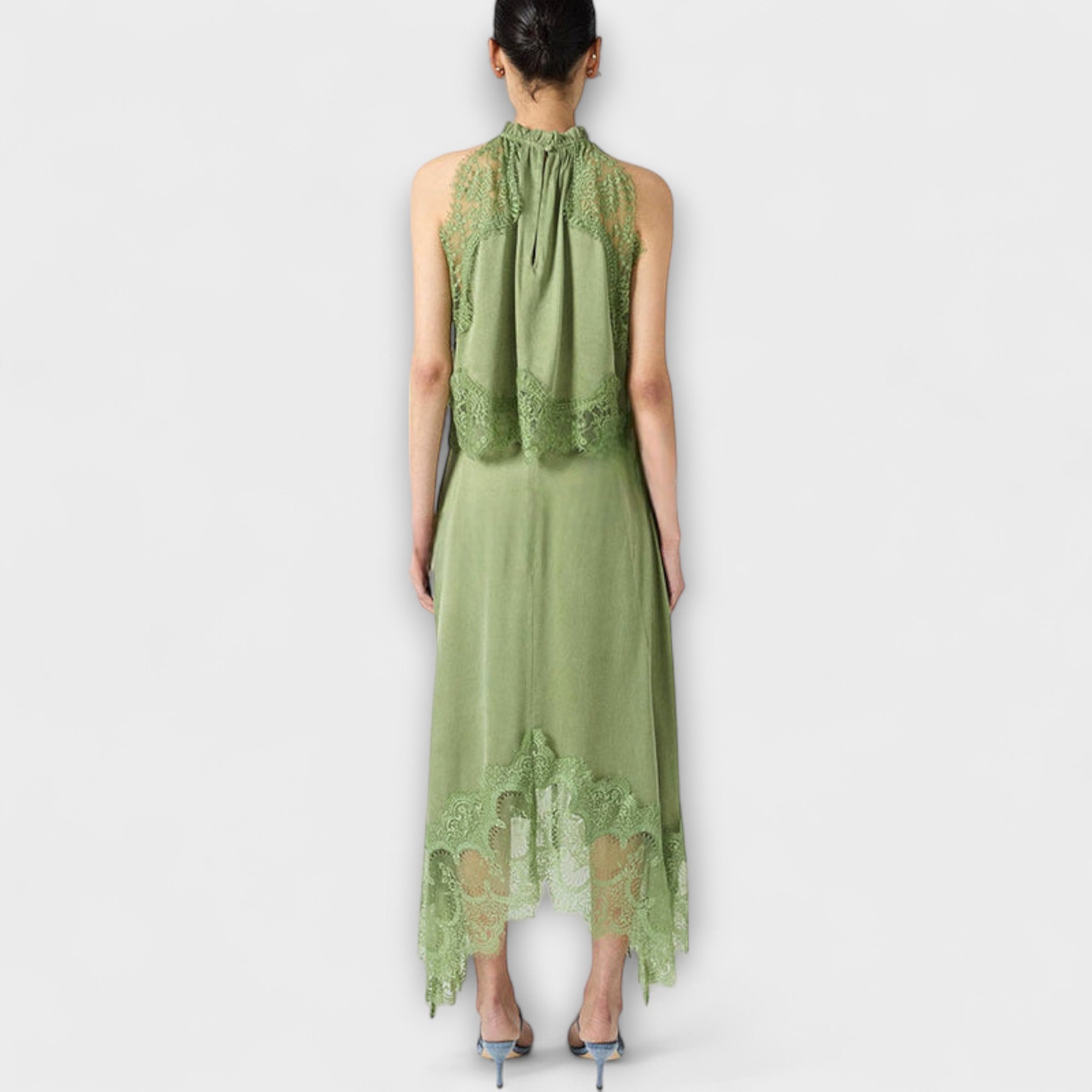 Kaia - Saténová blůza s krajkovým lemem a skládacím výstřihem