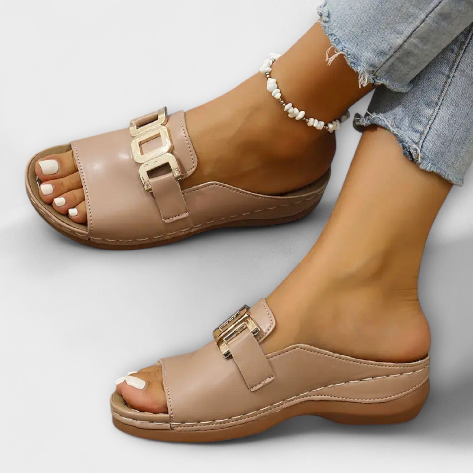 Tinsley – Sandály na klínku s přezkou